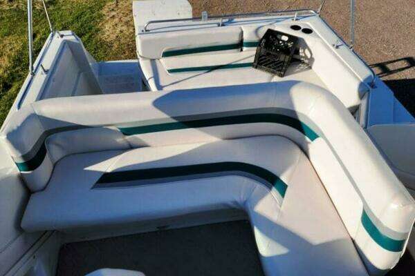 Photo of the 1989 Cruisers Yachts Esprit 3270