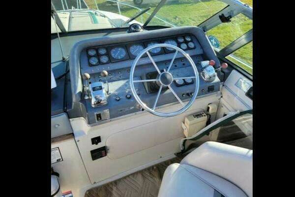 Photo of the 1989 Cruisers Yachts Esprit 3270