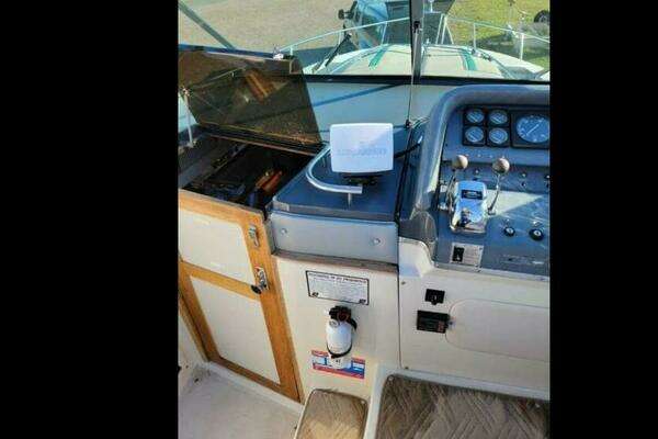 Photo of the 1989 Cruisers Yachts Esprit 3270