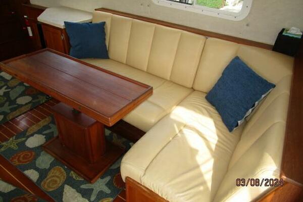 42' Nordic Tug salon starboard seating2
