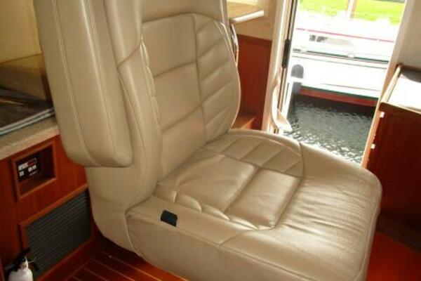 42' Nordic Tug pilthouse helmseat