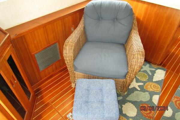 42' Nordic Tug salon port seating
