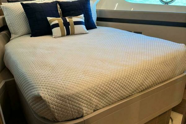 2016 Ferretti Yachts 55