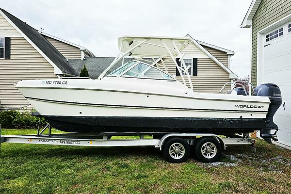 Photo of the 2018 World Cat 230 DC