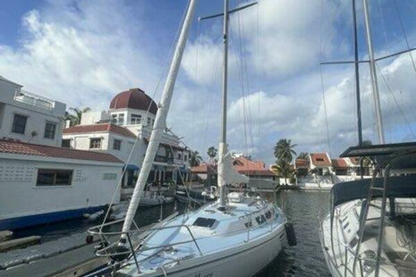 Photo of the 1986 Catalina  "MOONDANCE"