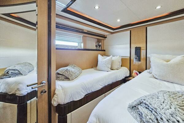 2010 Ocean Alexander 85