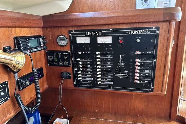 Tied 37ft Hunter Yacht For Sale