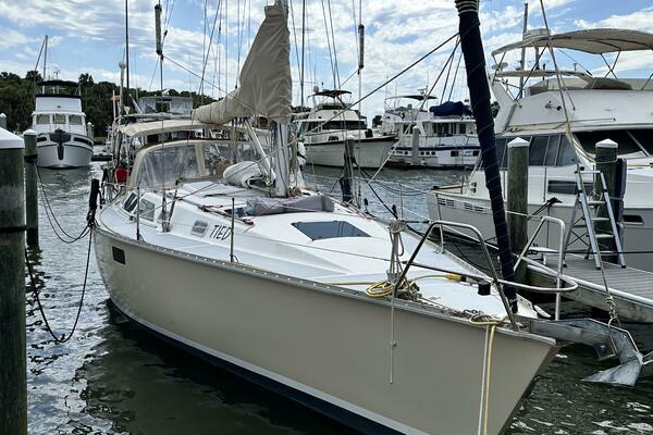 Tied 37ft Hunter Yacht For Sale