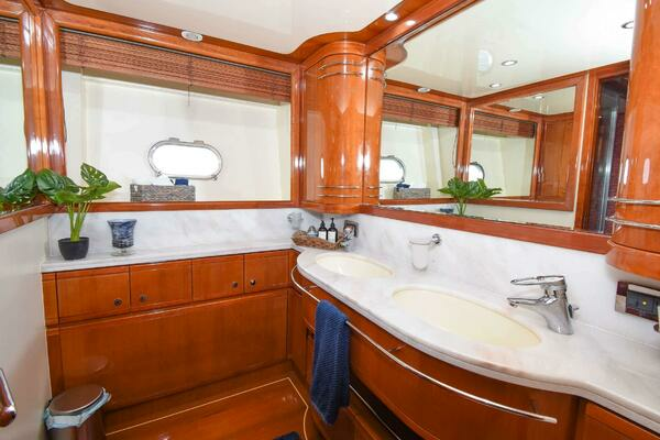 2006 Ferretti Yachts 88