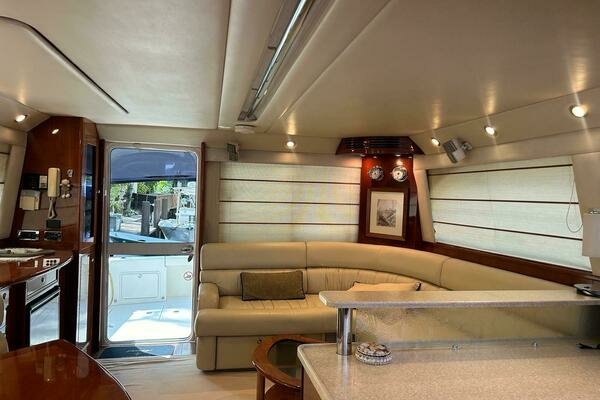 47 Riviera Enclosed Flybridge Series II   2009 47ft Riviera Yacht For Sale