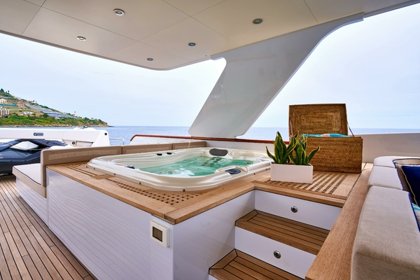 L INSTANT IV 108ft Costruzioni Navali Tigullio Castagnola Yacht For Sale