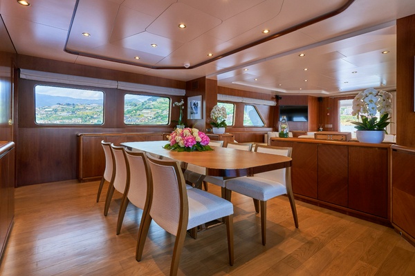 L INSTANT IV 108ft Costruzioni Navali Tigullio Castagnola Yacht For Sale