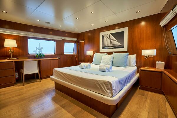 L INSTANT IV 108ft Costruzioni Navali Tigullio Castagnola Yacht For Sale