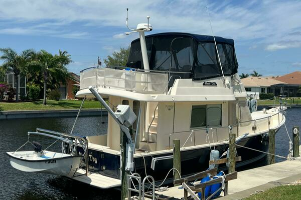 2005 Mainship 35