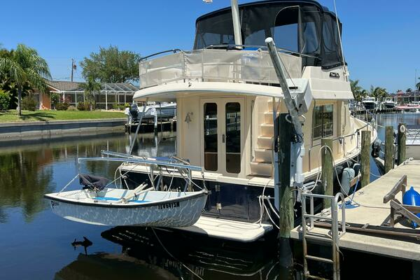 2005 Mainship 35