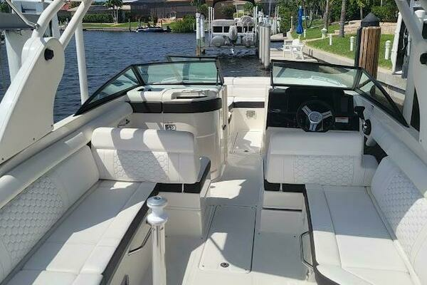 Photo of the 2019 Sea Ray SDX 270 Outboard