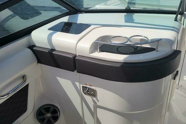 Photo of the 2019 Sea Ray SDX 270 Outboard