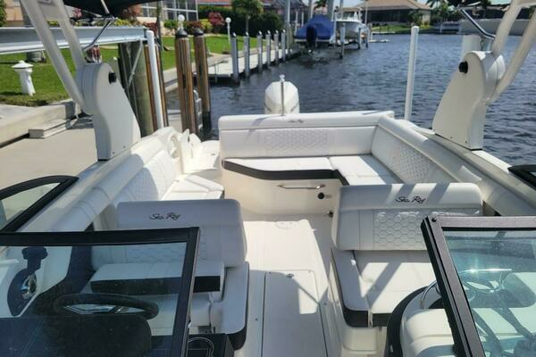 Photo of the 2019 Sea Ray SDX 270 Outboard
