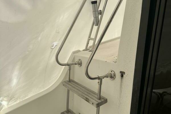 Photo of the 1990 Carver Mariner 3297 "Irish Rose"