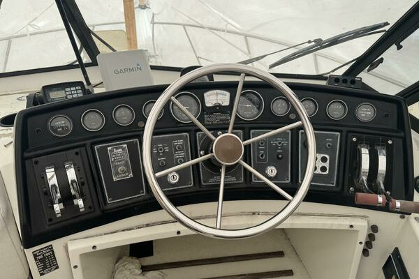 Photo of the 1990 Carver Mariner 3297 "Irish Rose"