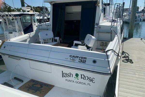 Photo of the 1990 Carver Mariner 3297 "Irish Rose"
