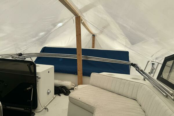 Photo of the 1990 Carver Mariner 3297 "Irish Rose"