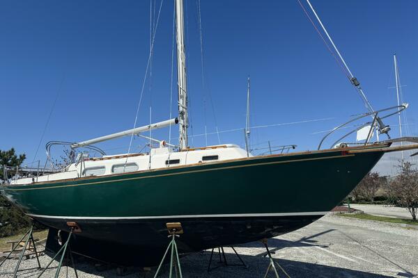 PEAPOD 35ft Pearson Yacht For Sale