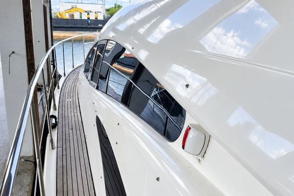 62 Azimut Fly   2004 62ft Azimut Yacht For Sale