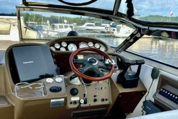 Photo of the 2005 Regal 3560 Commodore