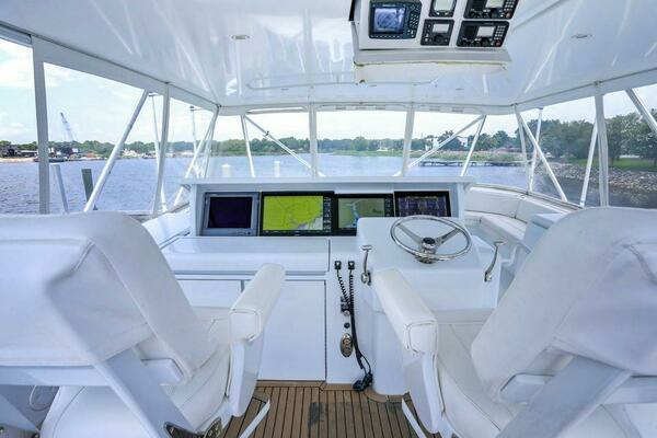 2007 Hatteras 68