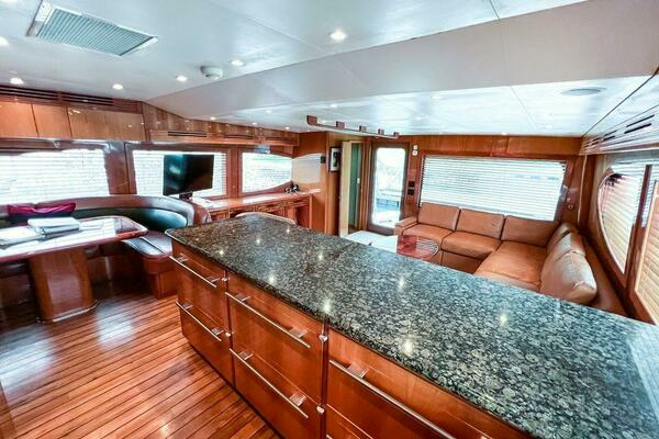 2007 Hatteras 68