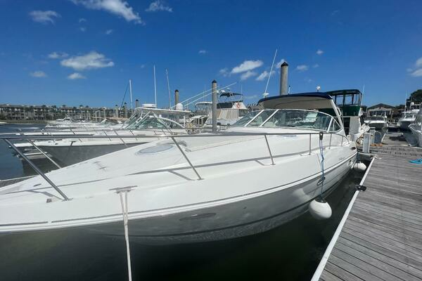 Photo of the 2007 Cruisers Yachts 340 Express