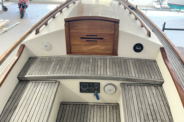 Baby Blue 25ft Jarvis Newman Yacht For Sale