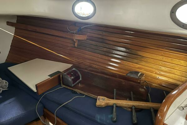 Baby Blue 25ft Jarvis Newman Yacht For Sale