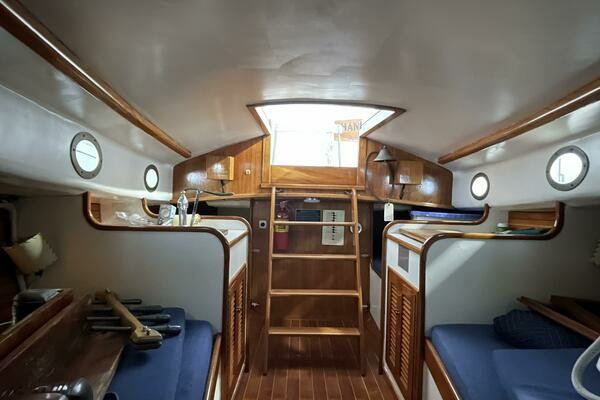 Baby Blue 25ft Jarvis Newman Yacht For Sale