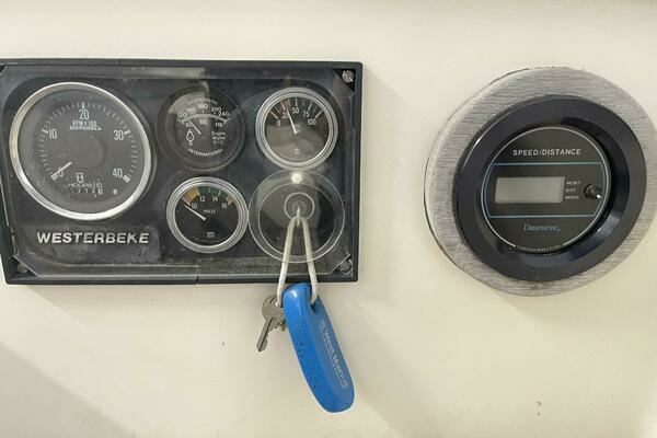 Baby Blue 25ft Jarvis Newman Yacht For Sale
