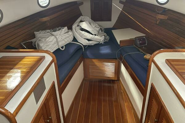 Baby Blue 25ft Jarvis Newman Yacht For Sale