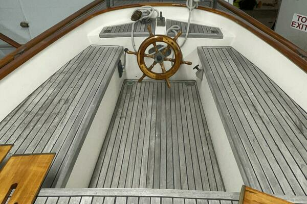 Baby Blue 25ft Jarvis Newman Yacht For Sale
