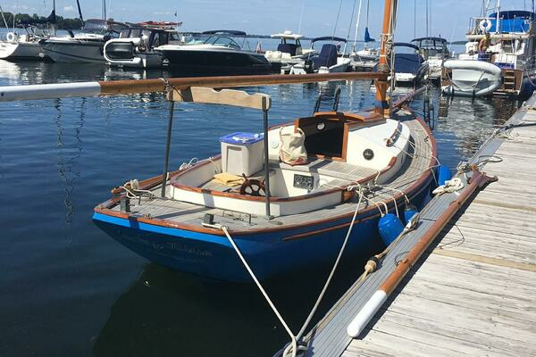 Baby Blue 25ft Jarvis Newman Yacht For Sale