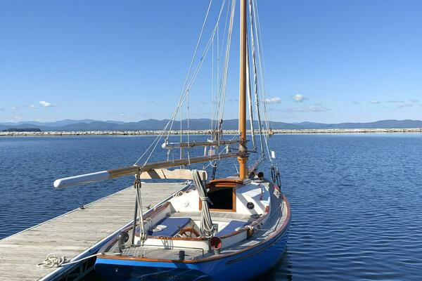 Baby Blue 25ft Jarvis Newman Yacht For Sale