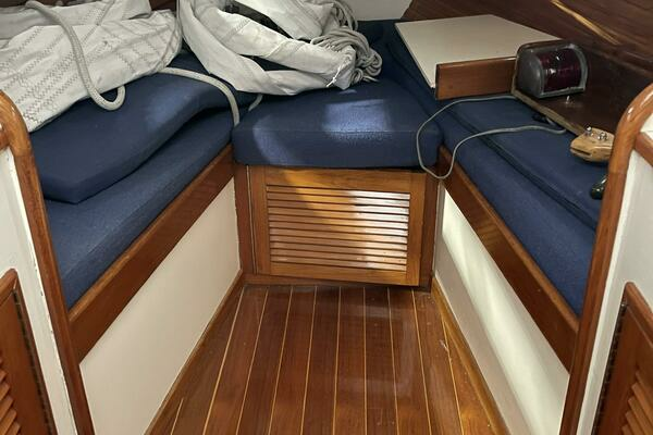 Baby Blue 25ft Jarvis Newman Yacht For Sale