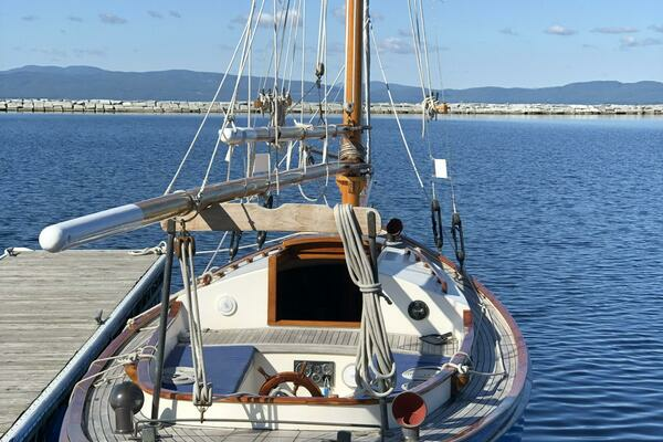 Baby Blue 25ft Jarvis Newman Yacht For Sale