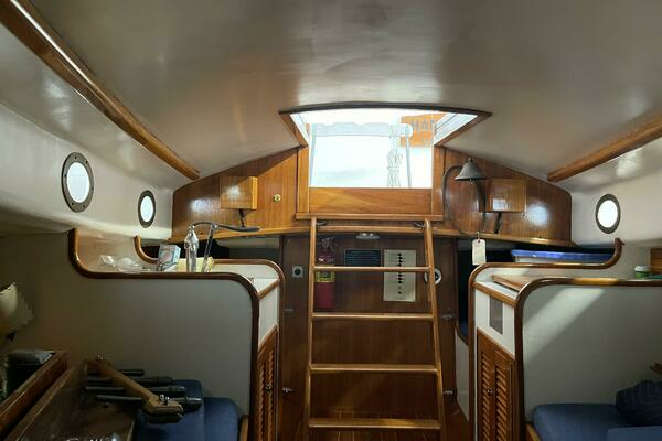 Baby Blue 25ft Jarvis Newman Yacht For Sale