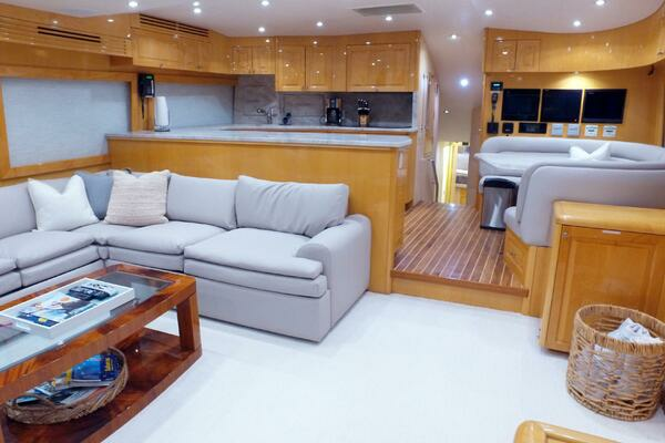 2006 Hatteras 68
