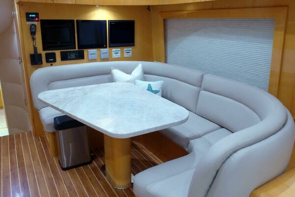 2006 Hatteras 68