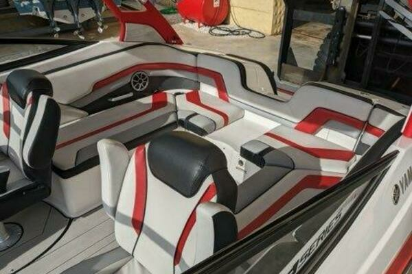 Photo of the 2020 Yamaha Boats 242X
