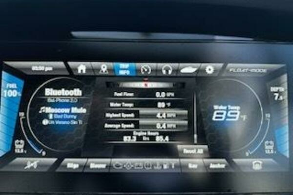 Photo of the 2020 Yamaha Boats 242X