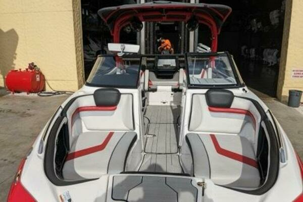 Photo of the 2020 Yamaha Boats 242X