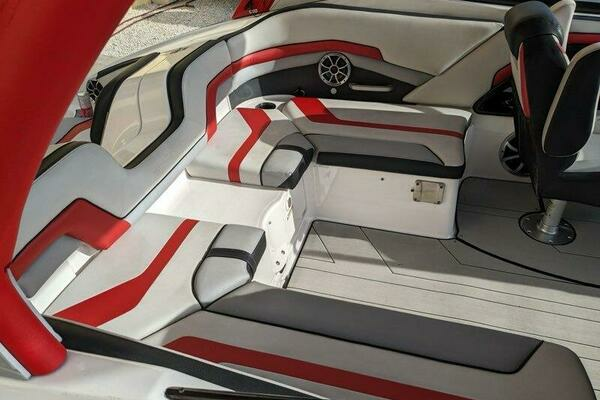 Photo of the 2020 Yamaha Boats 242X