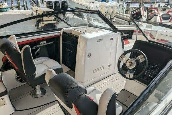 Photo of the 2020 Yamaha Boats 242X